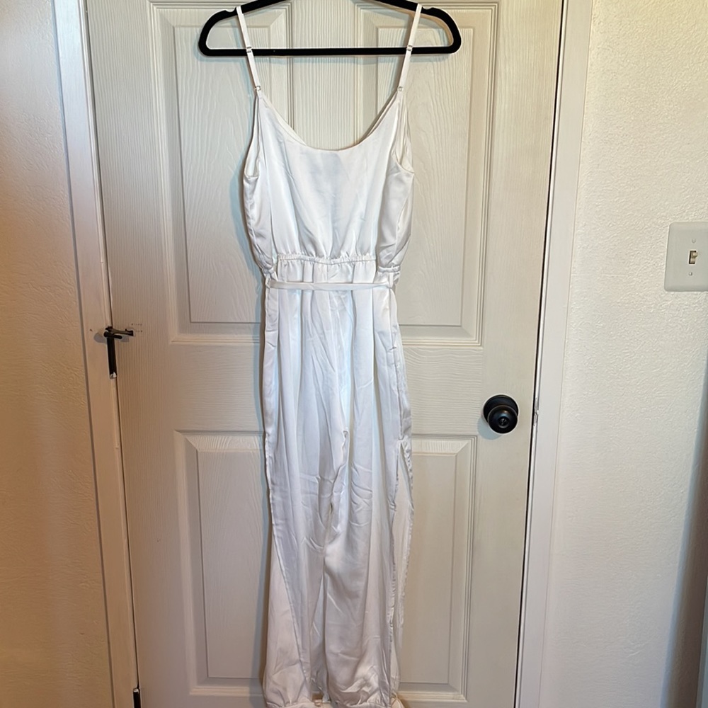 NWOT. Lulus Jumpsuit. Size M. Flattering Side Slits in Pant Legs. - Picture 3 of 5